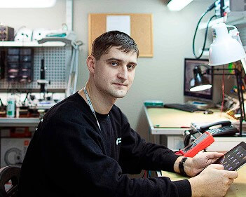 Мастер сервисного центра по ремонту техники Optoma